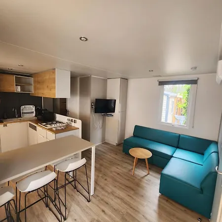 Mobilhome Dans Les Pins キャンプ場
