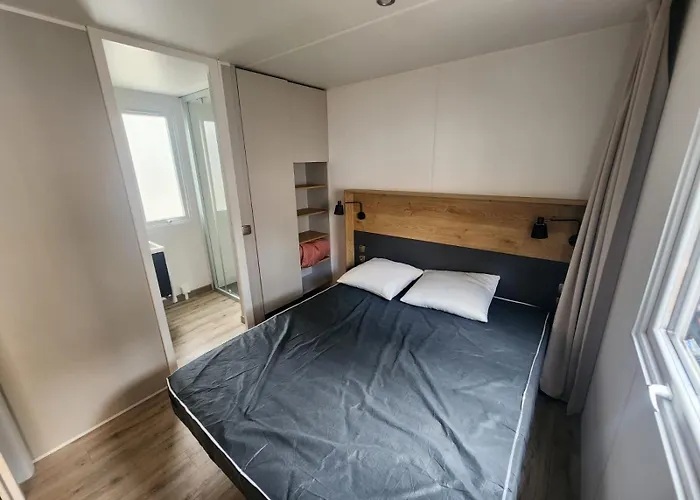 Mobilhome Dans Les Pins 营地 *